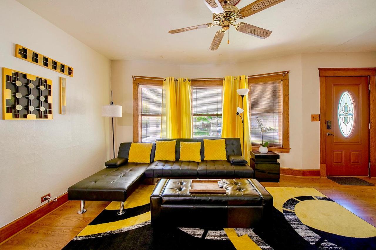 The Amber Retreat - Brooklyn Centre Comfort - Charming Space For Families, Couples & Business Travelers Near Downtown - With 300Mb Wifi, Parking & Self Check-In Cleveland Exteriör bild