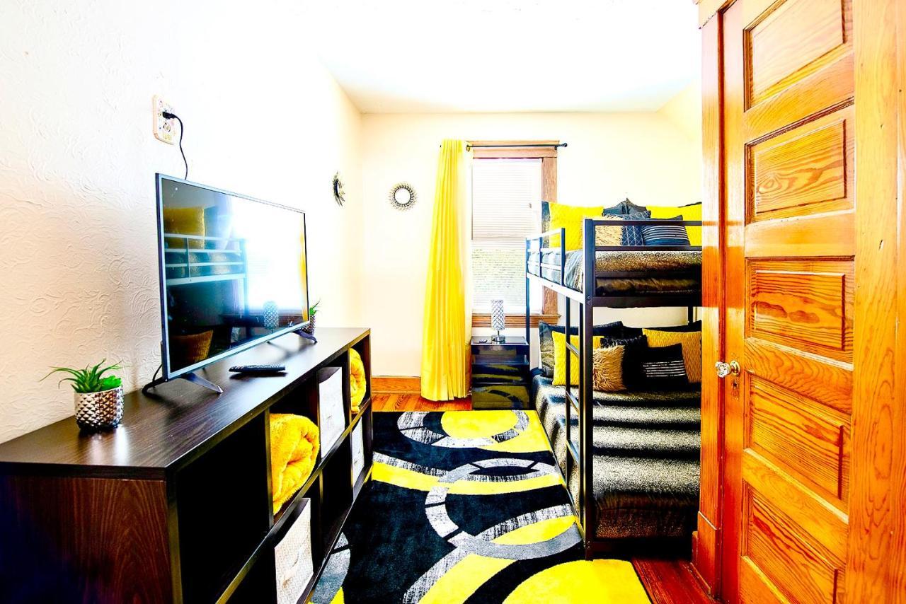 The Amber Retreat - Brooklyn Centre Comfort - Charming Space For Families, Couples & Business Travelers Near Downtown - With 300Mb Wifi, Parking & Self Check-In Cleveland Exteriör bild